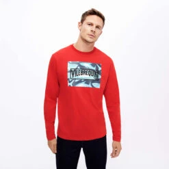 Vilebrequin Men Cotton T-Shirt Requins 3D -Outdoor Beach & Swimwear ALEC3P07 256 frontworn 3920x3920 1