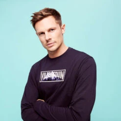 Vilebrequin Men Long Sleeves Cotton T-Shirt Embroidered Moutain Patch -Outdoor Beach & Swimwear ALEC3P50 390 supp2 3920x3920 1