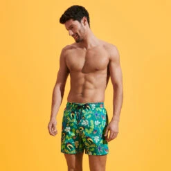 Vilebrequin Men Swim Trunks Ultra-light And Packable Naive Fish -Outdoor Beach & Swimwear MAHU3J52 467 frontworn 3920x3920 1