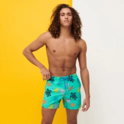 Vilebrequin Men Swim Trunks Ronde Des Tortues Multicolore 11 Vilebrequin Men Swim Trunks Ronde Des Tortues Multicolore -Outdoor Beach & Swimwear MOOC1B36 420 frontworn 3920x3920 1