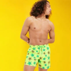 Vilebrequin Men Swim Trunks Starfish Candy -Outdoor Beach & Swimwear MOOC3B04 417 frontworn 3920x3920 1