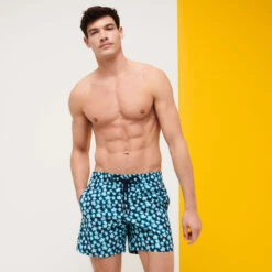 Vilebrequin Men Swim Trunks Blurred Turtles 11 Vilebrequin Men Swim Trunks Blurred Turtles -Outdoor Beach & Swimwear MOOH2B40 390 frontworn 3920x3920 1