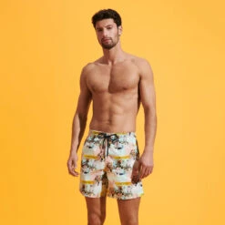 Vilebrequin Men Swim Trunks Le Bar Des Amis 10 Vilebrequin Men Swim Trunks Le Bar Des Amis -Outdoor Beach & Swimwear MOOH3B44 373 frontworn 3920x3920 1