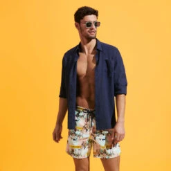 Vilebrequin Men Swim Trunks Le Bar Des Amis 12 Vilebrequin Men Swim Trunks Le Bar Des Amis -Outdoor Beach & Swimwear MOOH3B44 373 supp1 3920x3920 1