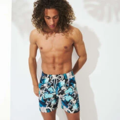 Men Swim Trunks Californian Pool Dogtown - Vilebrequin X Highsnobiety -Outdoor Beach & Swimwear MOOZ0B50 344 frontworn 3920x3920 1
