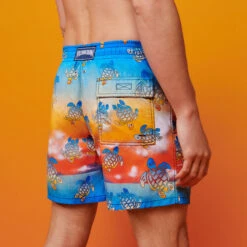 Men Swim Trunks Ronde Des Tortues Sunset - Vilebrequin X The Beach Boys -Outdoor Beach & Swimwear MOOZ3B14 987 backworn 3920x3920 1