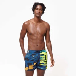 Men Stretch Swim Trunks Eternité - Vilebrequin X Deux Femmes Noires 10 Men Stretch Swim Trunks Eternité - Vilebrequin X Deux Femmes Noires -Outdoor Beach & Swimwear MSOU3F86 390 frontworn 3920x3920 1