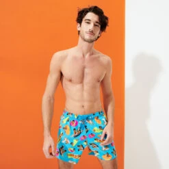 Men Swim Trunks - Vilebrequin X Derrick Adams -Outdoor Beach & Swimwear MSOZ1F92 338 frontworn 3920x3920 1