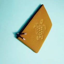 Vilebrequin Zipped Turtle Beach Pouch -Outdoor Beach & Swimwear PLLU1136 512 supp1 3920x3920 1