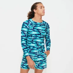 Vilebrequin Men Long Sleeves Rashguard Requins 3D -Outdoor Beach & Swimwear RLLC3R07 390 frontworn 3920x3920 1