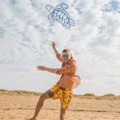 Vilebrequin Kite -Outdoor Beach & Swimwear VBFU19V4 000 frontworn 3920x3920 1